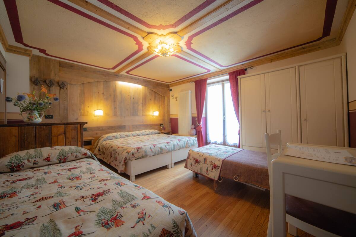 Comfort vierpersoonskamer, privébadkamer | Individueel gedecoreerd, individueel gemeubileerd, een bureau