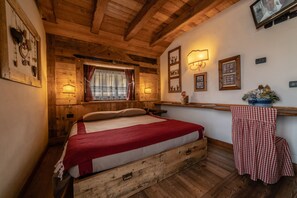 Suite junior, 2 habitaciones | Decoración personalizada, muebles diferentes, escritorio y wifi gratis 