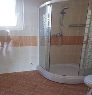 Appartement, 1 chambre (2) | Salle de bain | Douche, serviettes fournies, savon, papier de toilette