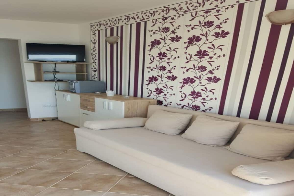 شقة - غرفة نوم واحدة (2) | منطقة المعيشة | تلفزيون بشاشة مسطحة