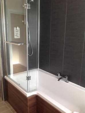 Shower, towels, soap, toilet paper - UIST Travel Accommodation (South Uist)