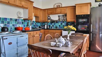 Nhà truyền thống, 6 phòng ngủ, bếp, quang cảnh vườn | Bếp riêng | Tủ lạnh, lò vi sóng, lò nướng, máy rửa bát