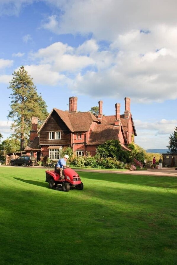 Exterior - Pinetum Lodge (Gloucester)