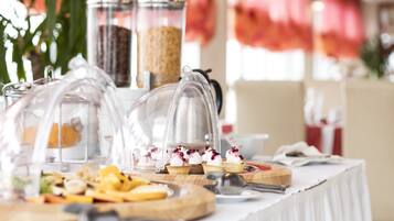 Se ofrece un desayuno bufé todos los días (7.5 EUR por persona)