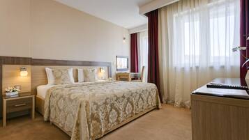 Een minibar, een kluis op de kamer, individueel gedecoreerd