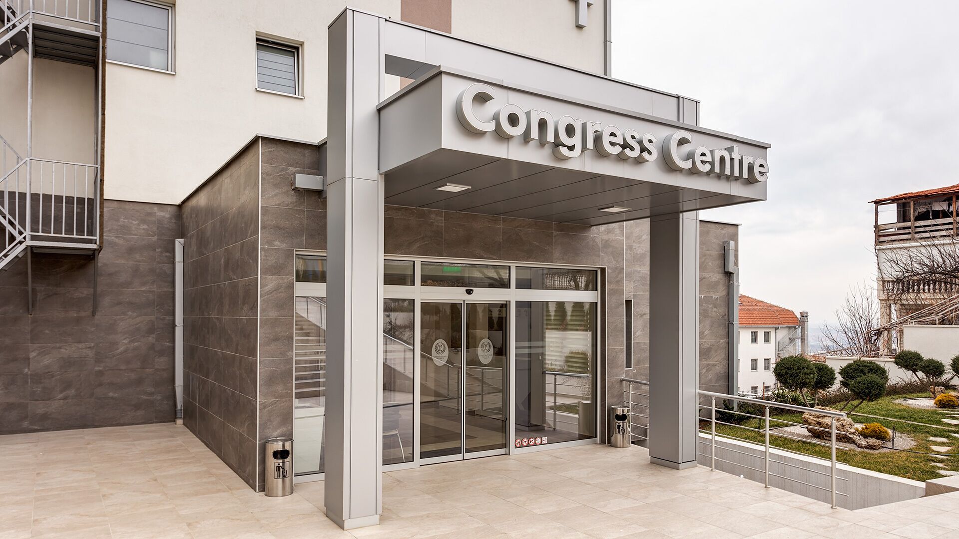 A modern building with a sign reading "Congress Centre".