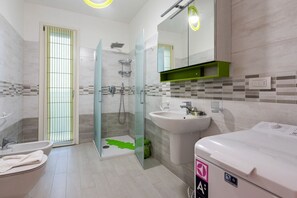 Shower, bidet - GuestHost - Bright apartment included in a building of very recent construction (Milano)