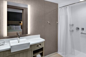 Kostenlose Toilettenartikel, Haartrockner, Handtücher