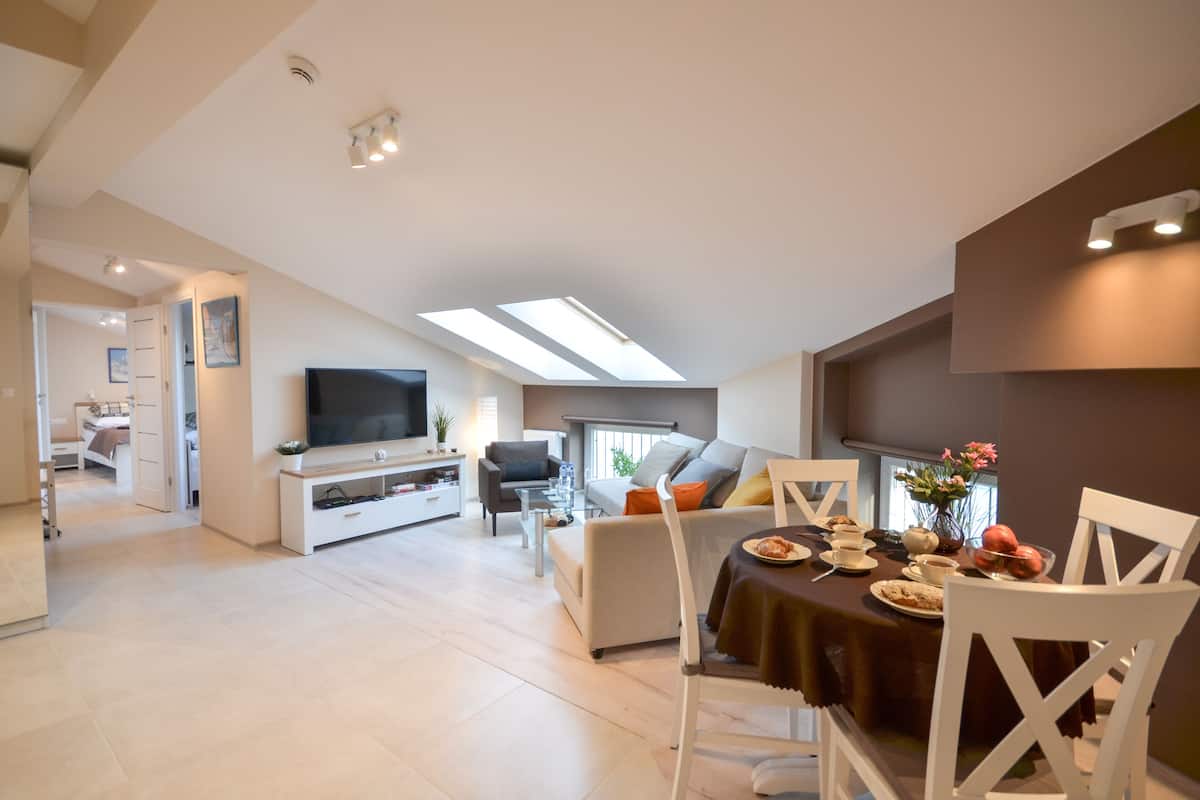 独特公寓 (30c) | 起居区 | 50-英寸纯平电视 (配备有线频道)、LED 电视