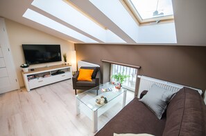 Deluxe-huoneisto (32c) | Olohuone | 50–tuumainen taulutelevisio, jossa kaapelikanavat