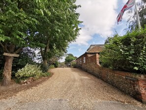 المنطقة المحيطة بالمنشأة