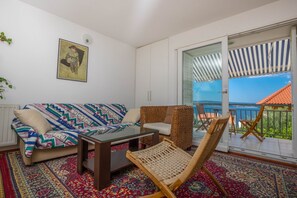 Alloggio su due livelli, 2 camere da letto, vista mare | Area soggiorno | TV a schermo piatto