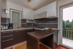 Alloggio su due livelli, 2 camere da letto, vista mare | Cucina privata | Frigorifero, forno, piano cottura, macchina per tè/caffè