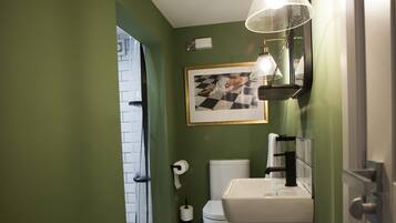 Exclusive Barn | Bathroom | Shower, designer toiletries, hair dryer, towels