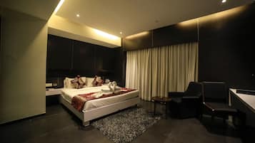 Luxury Suite | Hypo-allergenic bedding, down comforters, minibar, in-room safe