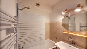 Baignoire, serviettes fournies