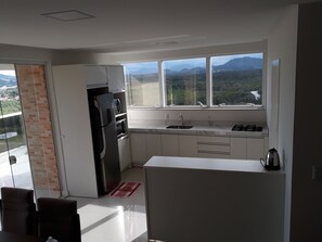 Fridge, microwave, oven, stovetop - Beautiful apartment in Meia Praia, apartment delivered last year. (Itapema)