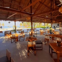 Se sirven desayunos, almuerzos y cenas; cocina local e internacional