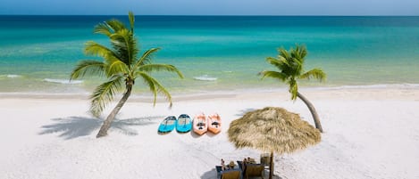 Playa privada y arena blanca