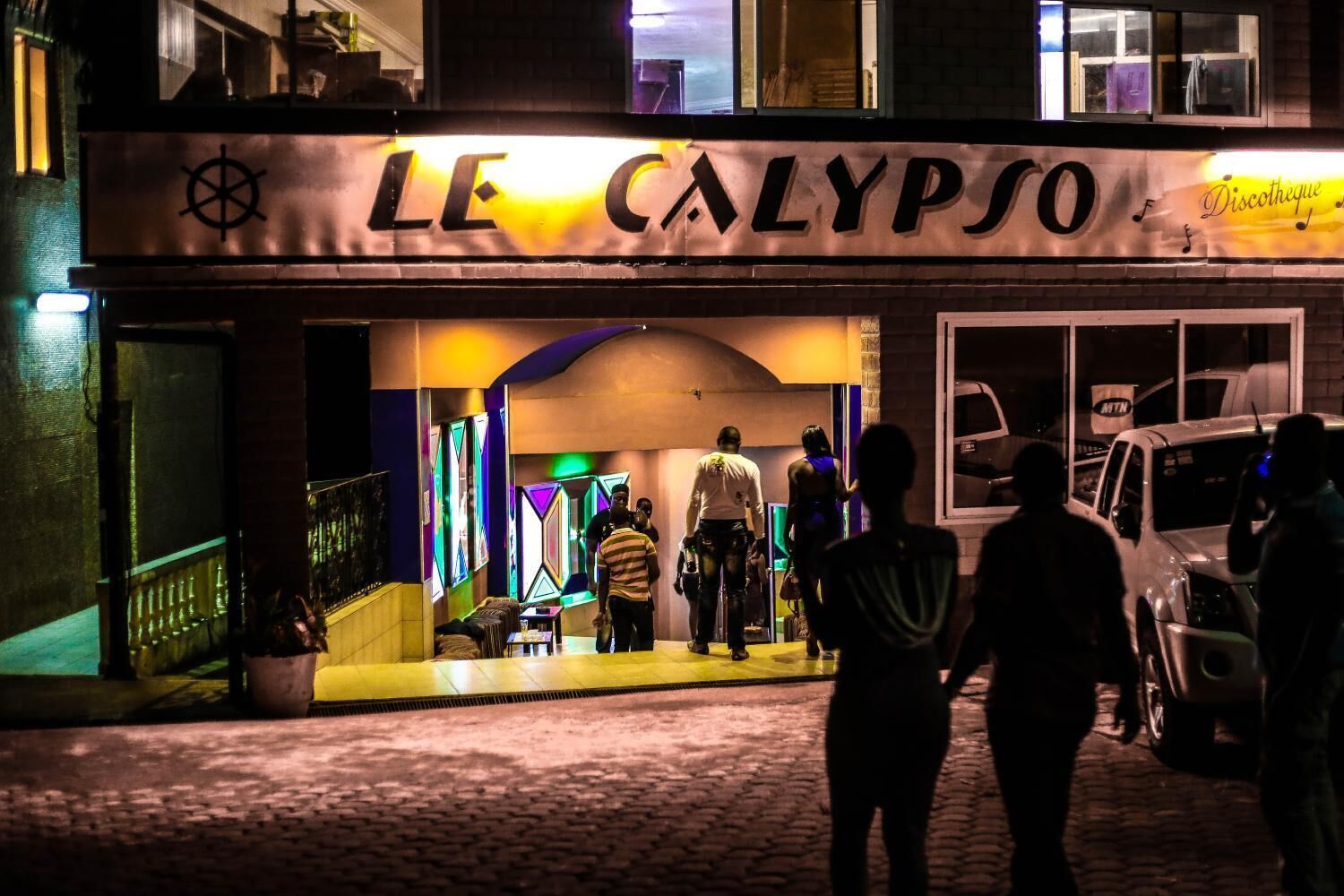 Außenansicht von Le Calypso, einer Diskothek mit einem maritimen Schild und einem hell erleuchteten Eingang.