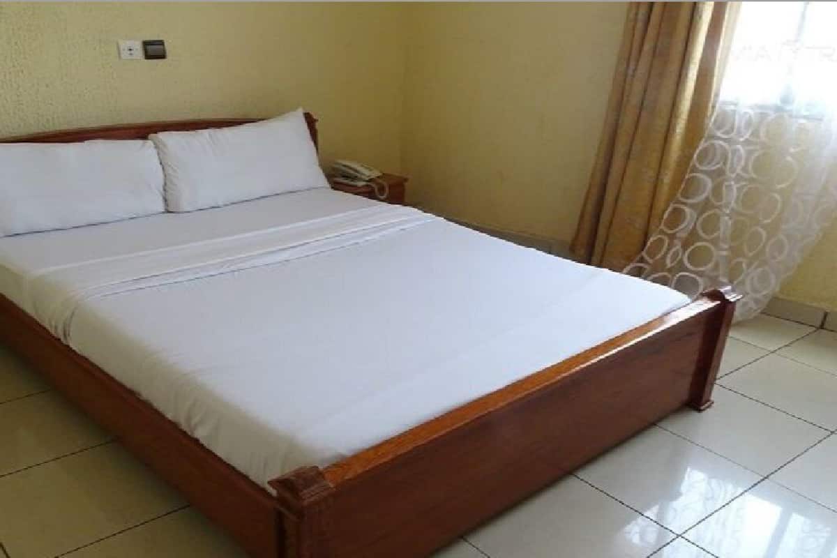 Standard Double Room | Desk, bed sheets