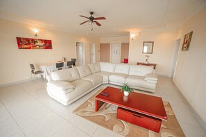 Flat-screen TV - FINI Downtown (Limbe)