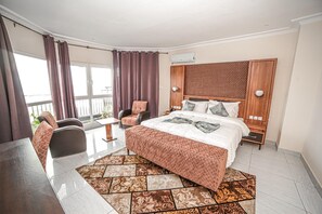 Escritorio y ropa de cama