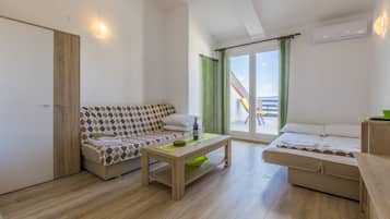 Studio, 1 Schlafzimmer, Meerblick | Wohnbereich | Flachbildfernseher