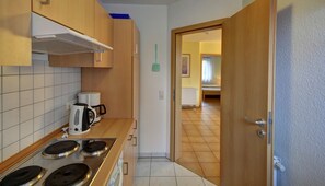 Apartment (Inselblume 42) | Private kitchen | Fridge, microwave, oven, stovetop - Inselblume 41 - 42 (Fehmarn)