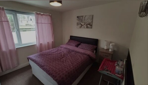 Iron/ironing board, free WiFi, bed sheets - Homestay in the Heart of Wexford Town (Wexford)
