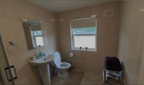 Standard Room | Bathroom | Towels - Homestay in the Heart of Wexford Town (Wexford)