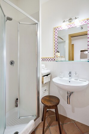 Dusche, Haartrockner, Bidet, Handtücher