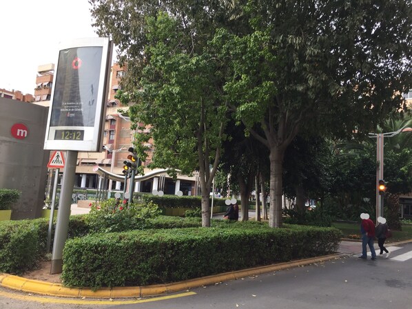 A street scene with a pedestrian crossing, traffic lights, and a signboard. - Cosy flat with excellent location in Valencia! (Mislata)