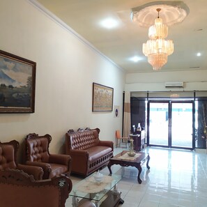 Lobby sitting area - Hotel O Pondok Ripuji (Makassar)