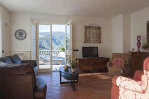 Villa de lujo, 3 habitaciones (Dependance) | Área de sala de estar | Televisión de pantalla plana 