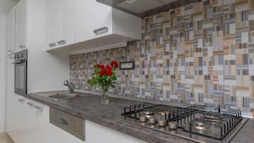 House, 3 Bedrooms | Private kitchen | Fridge, microwave, oven, stovetop