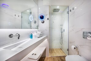 Suite familiar, vista a la ciudad (Connected) | Baño | Amenidades de baño de diseñador, secadora de cabello, pantuflas, bidet