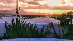 A rooftop terrace with a view of a mountain and sunset. - TEGUISE OLD HELMET (Teguise)