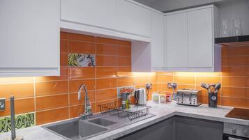 Townhouse | Dapur pribadi | Lemari es, microwave, oven, dan kompor