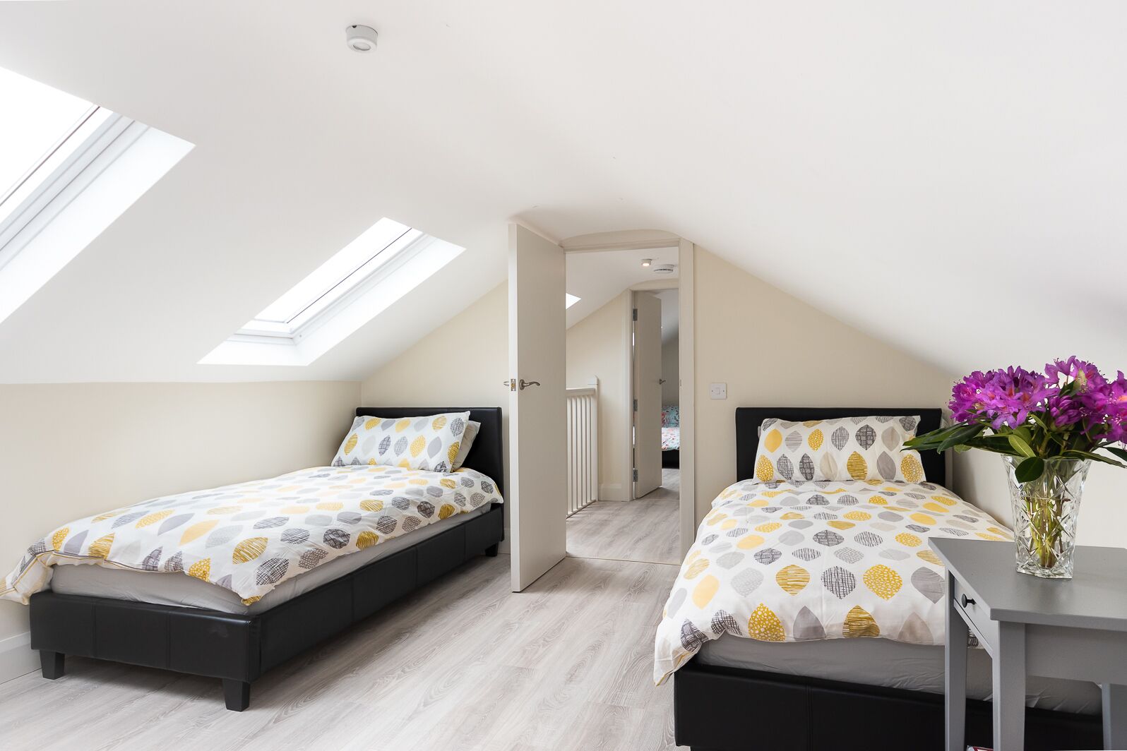 슈피리어 빌라 | 각각 다른 스타일의 인테리어, 각각 다르게 가구 비치, 암막 커튼, 방음 설비