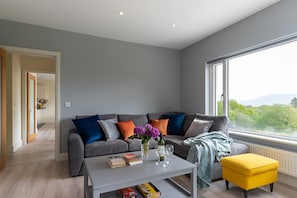 Superior Villa | Living room | 43-inch flat-screen TV with digital channels, Smart TV, fireplace - Bay View House (Reen)