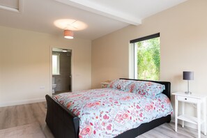 Superior Villa | Individually decorated, individually furnished, blackout drapes - Bay View House (Reen)