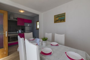 Apartamento, 2 quartos | Opções para refeição no quarto