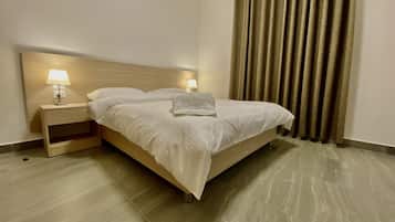 1 quarto, roupas de cama premium, edredons de pluma, cortinas blackout