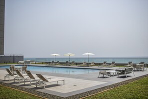 2 outdoor pools, pool umbrellas, pool loungers - Waves Luxury Apartments (Monrovia)