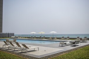 2 piscinas al aire libre, sombrillas, sillones reclinables de piscina