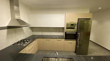 Full-sized fridge, microwave, oven, stovetop