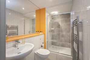 Stadtwohnung | Badezimmer | Dusche, kostenlose Toilettenartikel, Haartrockner, Handtücher