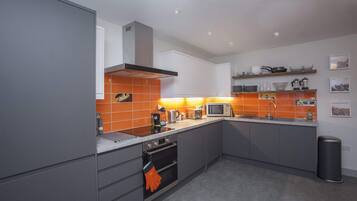 Townhouse | Dapur pribadi | Lemari es besar, microwave, oven, dan kompor