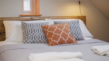 Nhà liên kế | 4 phòng ngủ, trang trí khác biệt